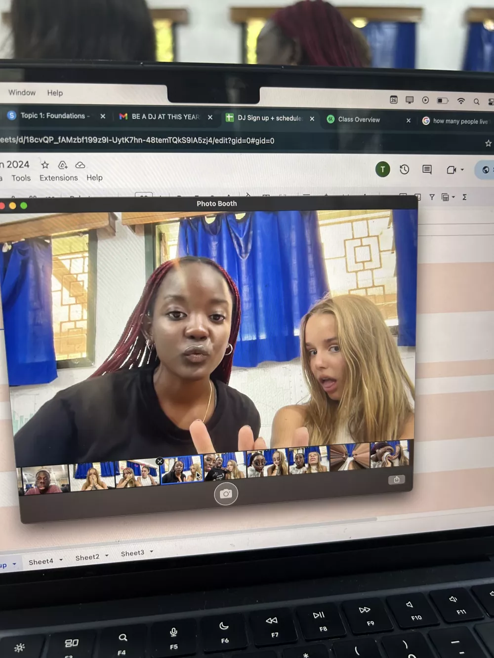 Z družino, prijatelji in drugimi skupinami dijakov na United World Colleges ohranja stike z rednimi videoklici.&nbsp;Foto: arhiv Elle Lapajne