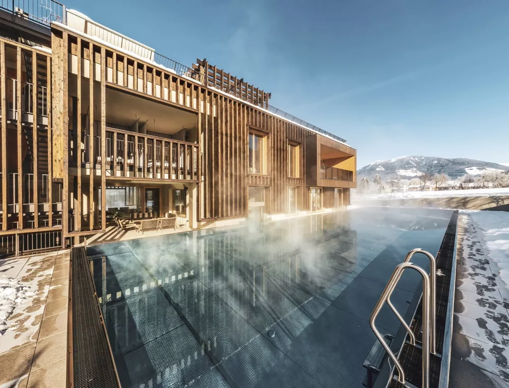 Tudi če ne smučate lahko zimsko idilo občudujete iz hotela Falkenstainer, &scaron;e lep&scaron;i pogleda pa je iz 25 metrskega bazena. 