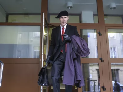 odvetnik Velimir Cugmas  - 20.12.2013 v Celju - izrek sodbe - sojenje Mirku Kra&scaron;ovcu, upokojenemu ekonomu Nad&scaron;kofije Maribor in predsedniku uprave &scaron;kofijskega Gospodarstva Rast - v zadevi Betnava in Rimske terme obtožen napeljevanja h kaznivemu dejanju v &scaron;kodo EU  //FOTO: Jaka Gasar