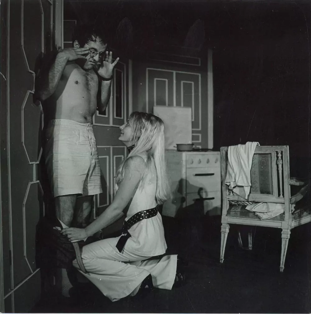 Z dramo Znamke, nakar &scaron;e Emilija je eksperimentalna gledali&scaron;ka pisava zaživela tudi na institucionalnih odrih &ndash; to zgodnje besedilo Du&scaron;ana Jovanovića je leta 1969 v Mali Drami zrežiral Žarko Petan. Na fotografiji sta Janez Hočevar kot Filatelist in Majda Kohek kot Emilija. Foto: Jože Mally