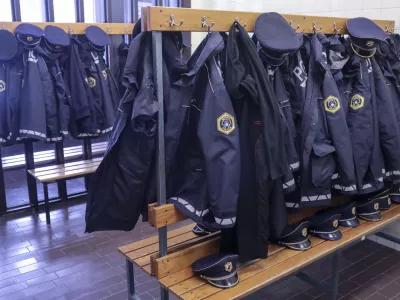 - simbolična fotografija - policija - policijska uniforma - 24.01.2023 &ndash; Policijska akademija Tacen - podelitev medalj policije za hrabre in požrtvovalne policiste in občane, ki so v najrazličnej&scaron;ih okoli&scaron;činah pomagali re&scaron;evati življenja ljudi //FOTO: Jaka Gasar