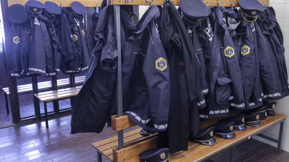 - simbolična fotografija - policija - policijska uniforma - 24.01.2023 &ndash; Policijska akademija Tacen - podelitev medalj policije za hrabre in požrtvovalne policiste in občane, ki so v najrazličnej&scaron;ih okoli&scaron;činah pomagali re&scaron;evati življenja ljudi //FOTO: Jaka Gasar