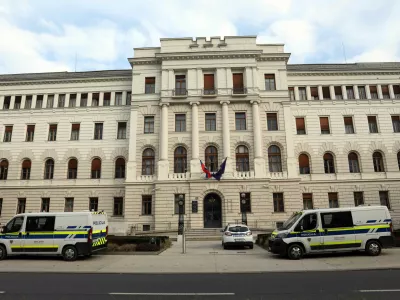Sojenje na ljubljanskem okrožnem sodi&scaron;ču zaradi izsiljevanja, povzročitve hude telesne po&scaron;kodbe, po&scaron;kodovanja tuje stvari in napada na informacijski sistem je bilo včeraj preloženo na začetek februarja. Foto: Tomaž Skale