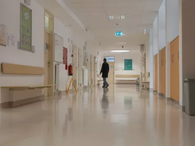 - 27.10.2015 - Zdravstveni dom Ljubljana - Enota Bežigrad, Kržičeva ulica 10, otvoritev prenovljenih prostorov - hodnik - zdravstvo -   //FOTO: Maja Marko