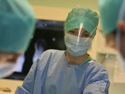 - 23.03.2015 - Ortopedska klinika UKC v Ljubljani - Oddelek za artroskopijo in po&scaron;kodbe pri &scaron;portu - operacija nožnega palca (haluks valgus), - operacijska dvorana - - kirur&scaron;ki operativni poseg - zdravstvo //FOTO: Tomaž Skale