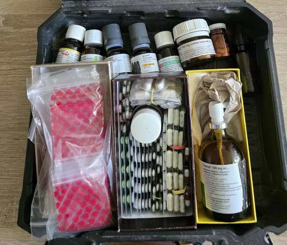 Pri mo&scaron;kemu iz Ajdov&scaron;čine je policija zasegla različno drogo, pa tudi naboje in bodalo. 