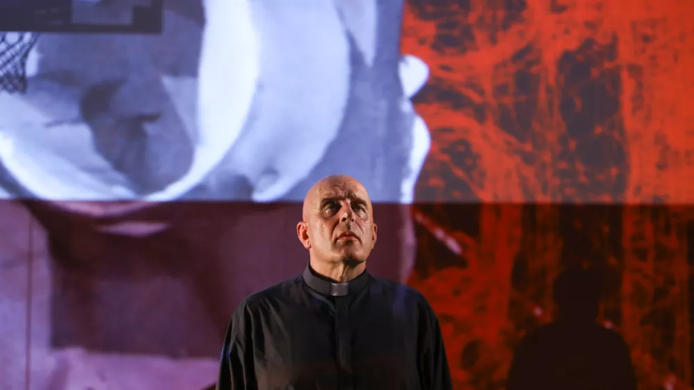 Dragan Živadinov&nbsp;21.8.2024&nbsp;&nbsp;gledali&scaron;ki informans Dragana Živadinova Severni red//AČ::EL ob 100. obletnici prve konstruktivistične razstave Avgusta Černigoja; &Scaron;olski center LjubljanaFoto: Luka Cjuha