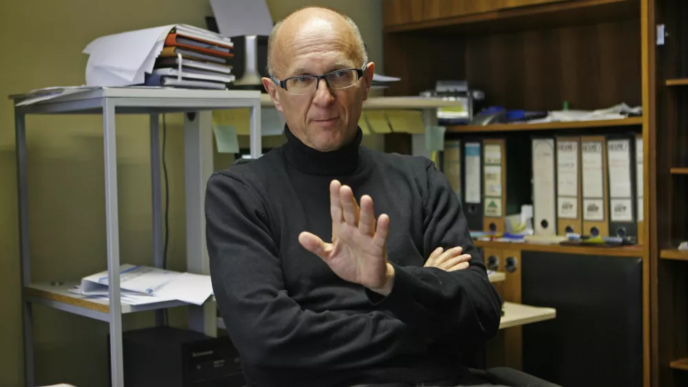 Gregor Pečan, ravnatelj Gimnazije in srednje &scaron;ole Kočevje, je povedal, da o dogajanju &scaron;e ni bil obve&scaron;čen. Foto: Tomaž Skale&nbsp;