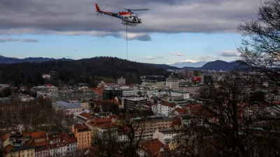 - Helikopter z privezanim drevesom in potni&scaron;ko letalo,- drevo v zraku, leteče drevo,- 13.01.2024. - Sečnja in spravilo oslabljenega lesa na Grajskem hribu v Ljubljani tudi s helikopterjem prvič v Sloveniji.//FOTO: Bojan Velikonja