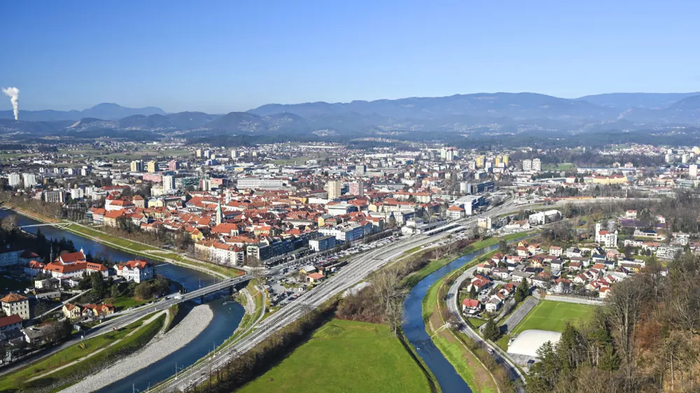 Pogled z razgledi&scaron;ča na Celje 