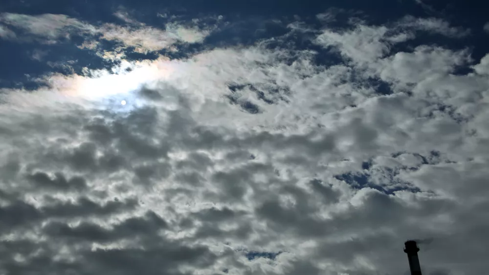 - simbolična fotografija &ndash; onesnaženost ozračja - podnebje in geologija - onesnaženost - klimatske spremembe - dimnik - oblaki//FOTO: Tomaž Skale