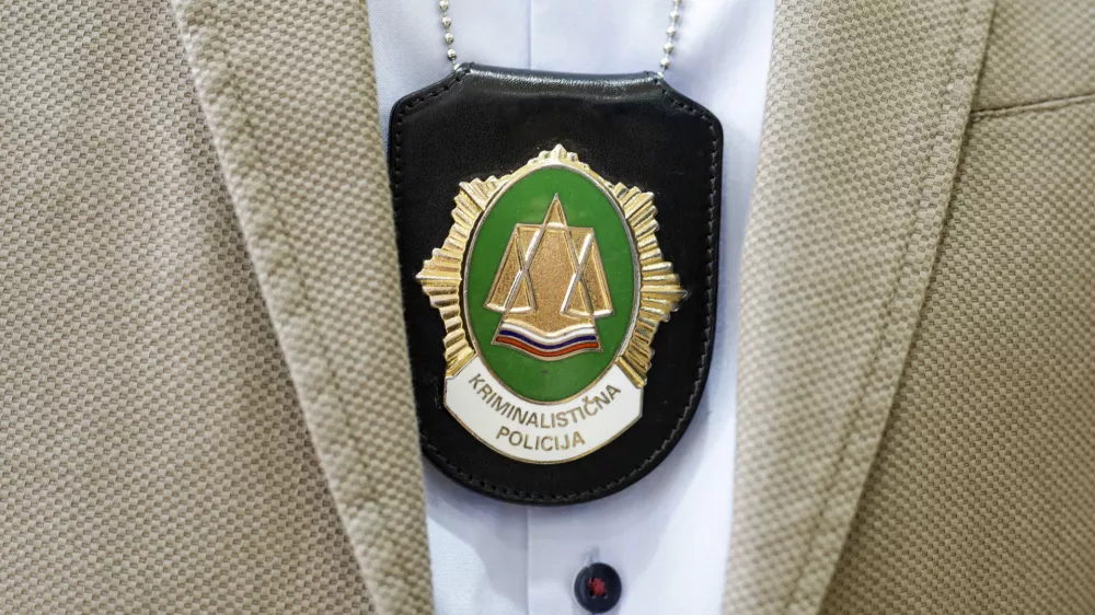 - značka kriminalistična policija - kriminalist - predstavniki policije predstavili svoje delo in postopek izobraževanja policistov - 05.03.2020 &ndash; POLICIJA - Policijska akademija Tacen &ndash; dogodek za medije Postani naslovni junak svoje zgodbe! - projekt iskanja novih kandidatov za policiste - //FOTO: Matjaž Ru&scaron;t