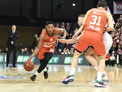 Brynton Lemar (z žogo) je bil z 19 točkami najbolj&scaron;i strelec ob zmagi Cedevite Olimpije proti Lietkabelisu. Foto: KK Cedevita Olimpija/Tine Ružić