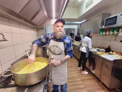 Kuhar gostilne Starman Matjaž &Scaron;ink pravi, da si gostinci na &Scaron;kofjelo&scaron;kem radi pomagajo med seboj z idejami in nasveti.