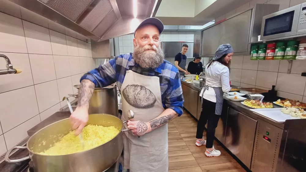 Kuhar gostilne Starman Matjaž &Scaron;ink pravi, da si gostinci na &Scaron;kofjelo&scaron;kem radi pomagajo med seboj z idejami in nasveti.