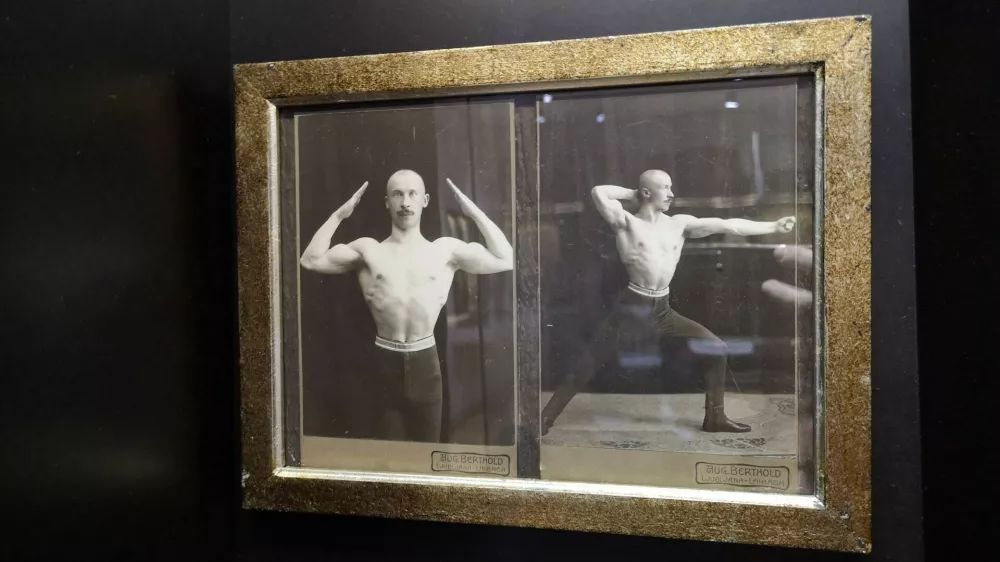 Uokvirjen portret dr. Viktorja Murnika na razstavi Slovenec sem - in kdo je več?! Dr. Viktor Murnik v Narodnem muzeju Slovenije &ndash; Metelkova Foto: arhiv NMS / Renny Rov&scaron;nik