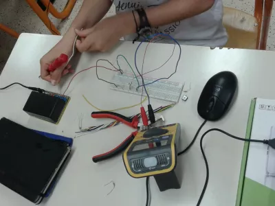 Preden se odpravijo na olimpijade v tujino, od koder se vračajo z žlahtnimi lovorikami, se slovenski dijaki udeležijo &scaron;tevilnih delavnic in taborov, na katerih pilijo svoje znanje. Foto: ZOTKS