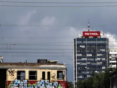 - ilustrativna fotografija 2013 - poslovna stavba družbe PETROL, d.d.- Dunajska cesta 50, vlak SŽ - Slovenske železnice , stavba//FOTO: Luka Cjuha