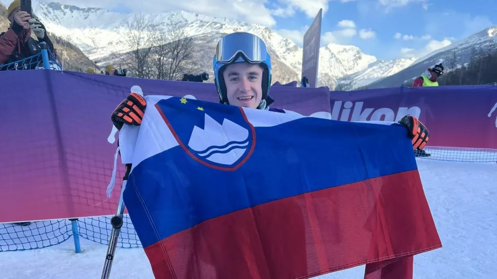 Slovenski parasmučar, paraalpinec, 24-letni Hru&scaron;ičan Jernej Slivnik je na univerzijadi v Torinu osvojil zlato kolajno 