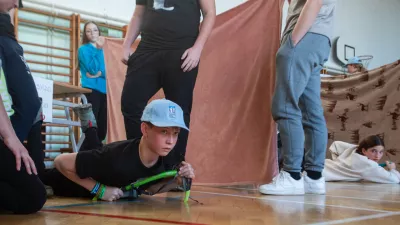 - Uporaba cepina ob zdrsu..- 18.01.2025. - Državno tekmovanje Mladina in gore, ki ga pripravlja Planinska zveza Slovenije, Mladinska komisija PZS, Planinsko dru&scaron;tvo Medvode, O&Scaron; Pirniče in Zavod za &scaron;port RS Planica, na katerem se je v planinskem znanju teoretično in praktično pomerilo 19 &scaron;tiričlanskih osnovno&scaron;olskih ekip; sočasno je potekalo tudi tekmovanje za srednje&scaron;olce s 16 dvočlanskimi ekipami v O&Scaron; Pirniče.//FOTO: Bojan Velikonja