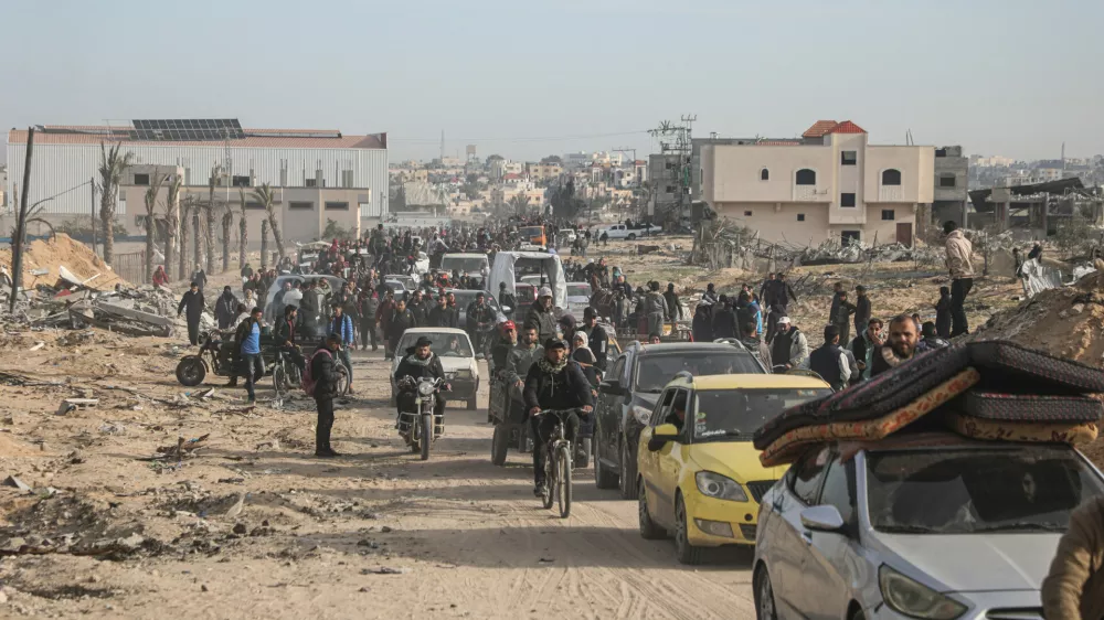 19 January 2025, Palestinian Territories, Rafah: Displaced Palestinians travel in vehicles past rubble, as they attempt to return to their homes, in Rafah, in the southern Gaza Strip. A newly&nbsp;brokered ceasefire between Israel and Hamas in the Gaza Strip took effect on 19 January. Photo: Omar Ashtawy/APA Images via ZUMA Press Wire/dpa