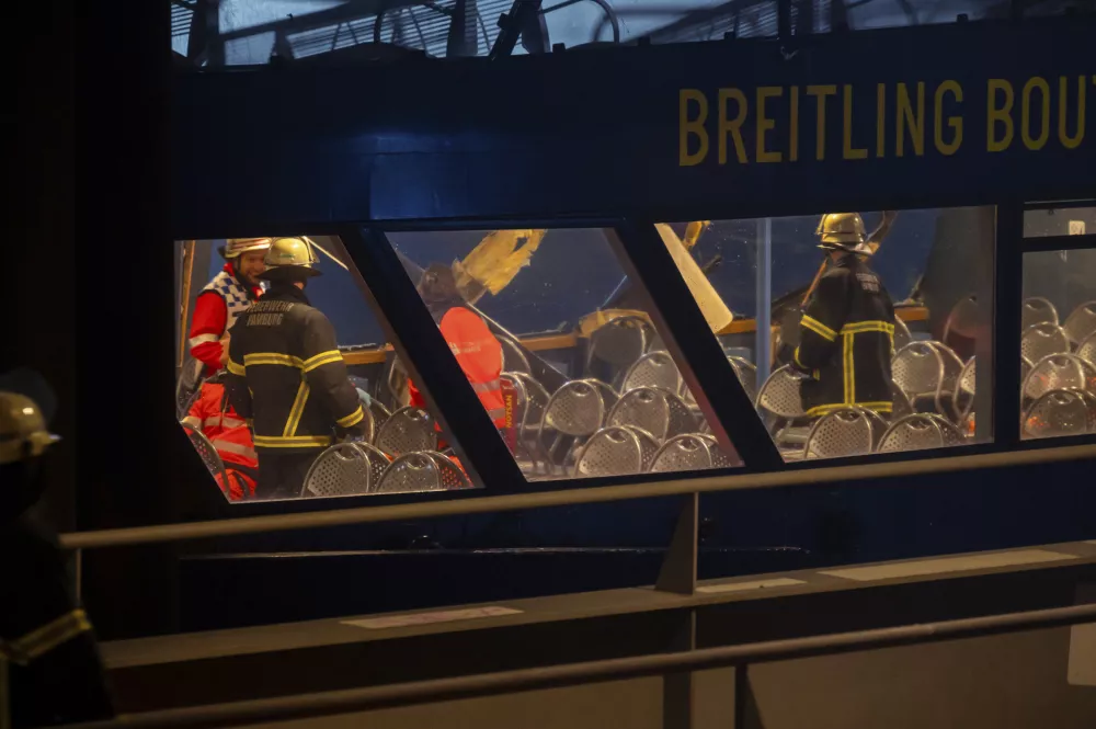 Re&scaron;evalne službe na po&scaron;kodovanem trajektu, zasidranem na pomolu Dockland v Hamburgu. Foto: AP