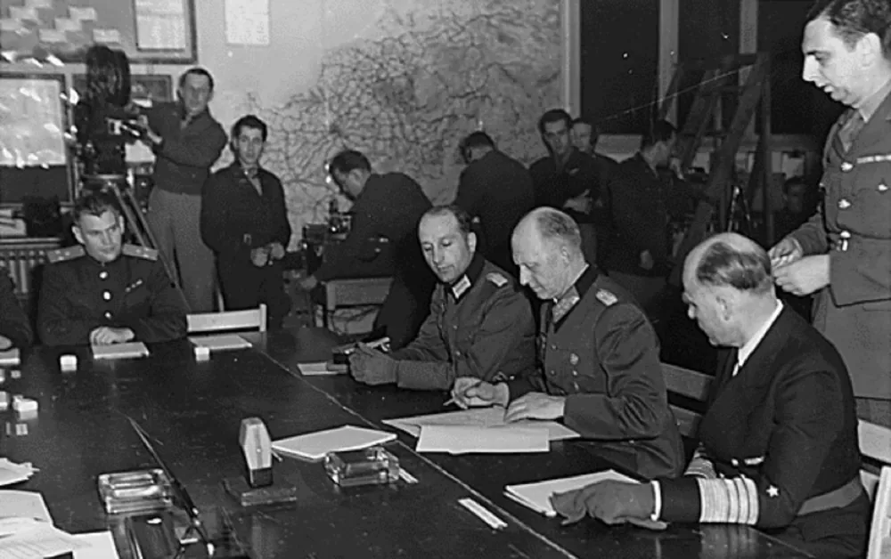 Nem&scaron;ki general Alfred Jodl med podpisovanjem brezpogojne predaje nem&scaron;ke vojske. Na nurnber&scaron;kih procesih so ga spoznali za krivega in ga obsodili na smrt. / Foto: Arhiv