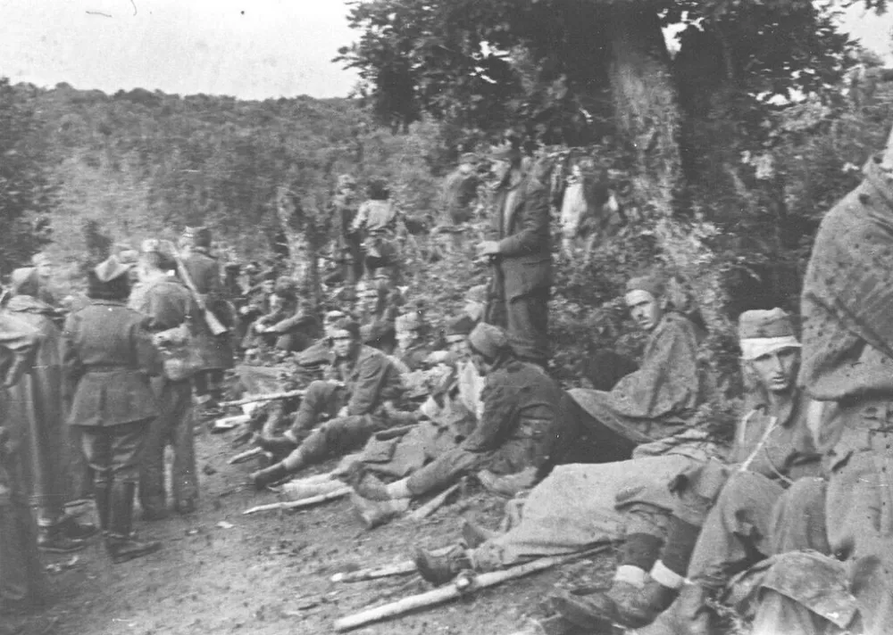 Na jugoslovanskih tleh so &scaron;e dolgo potekali srditi boji, saj se je nem&scaron;ka vojska prek tega ozemlja umikala nazaj v Nemčijo. Fotografija je nastala med prebojem partizanov v Srbiji. / Foto: Arhiv