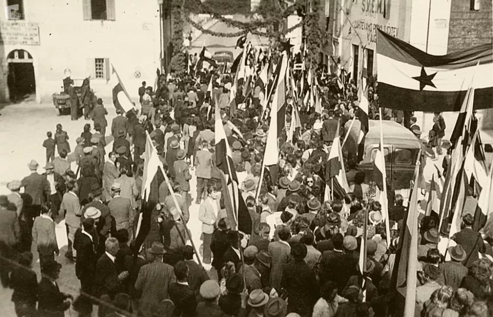 Na Primorskem je po osvoboditvi končno zavela svoboda, prav tako pa je prevladovalo upanje, da bo celotno ozemlje pripadlo Sloveniji oziroma Jugoslaviji. / Foto: Objavila Kosovelova Knjižnica Sežana, Trebec, Marija Mici, Objavila Kosovelova knjižnica Sežana