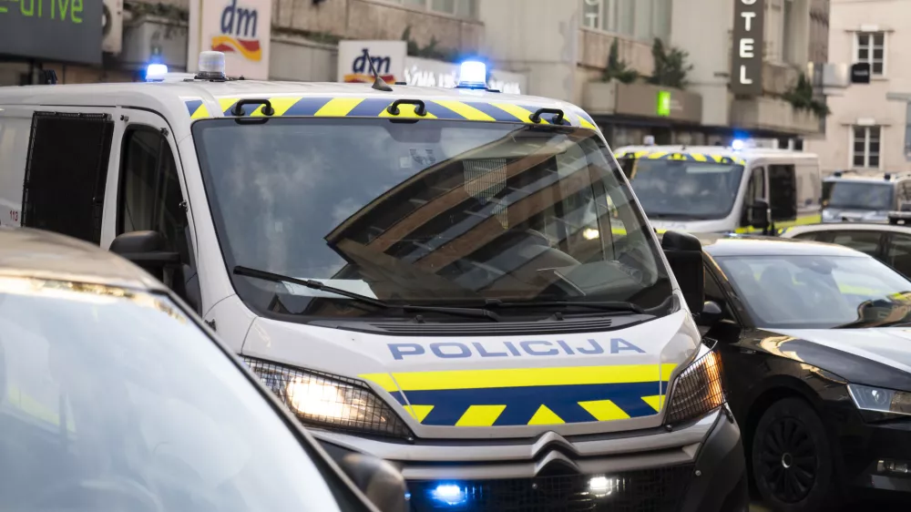 Policija Kriminal7.12.2024 Privedba treh osumljencev za mafijski umor Satka Zovka pred preiskovalnega sodnika. Okrožno sodi&scaron;če v Ljubljani. FOTO: Nik Erik Neubauer