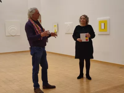 Likovni umetnik Wilhelm Heiliger na odprtju svoje razstave Metafizika barve v Galeriji Velenje, ki jo je kurirala Pavla Jarc, direktorica Kulturnega doma Nova Gorica. Foto: arhiv Galerije Velenje