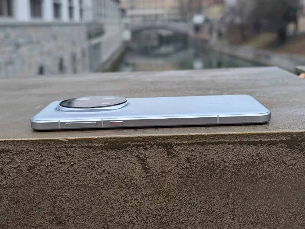 Zaslon in hrbti&scaron;če magic 7 pro sta malenkost ukrivljena.