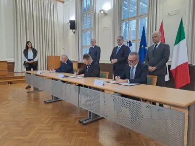 &scaron;efi policij iz Hrva&scaron;ke Nikola Milina, Italije Vittorio Pisani in Slovenije Damjan Petrič so podpisali memorandum o sodelovanju pri tristranskih patruljah na zunanjji meji Hrva&scaron;ke. 