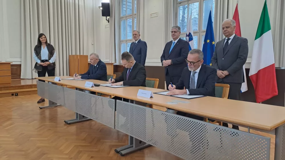 &scaron;efi policij iz Hrva&scaron;ke Nikola Milina, Italije Vittorio Pisani in Slovenije Damjan Petrič so podpisali memorandum o sodelovanju pri tristranskih patruljah na zunanjji meji Hrva&scaron;ke. 