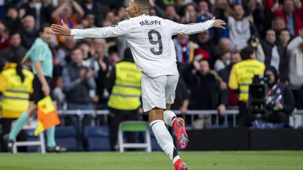 Francoz Killian Mbappe je včeraj z dvema zadetkoma skorajda lastonožno premagal Las Palmas v tekmi &scaron;panskega prvenstva in Real vrnil na vrh prvenstvene lestvice. Madridčani se bodo v četrtfinalu &scaron;panskega pokala pomerili v gosteh s primadridskim Leganesom. Foto: DPA