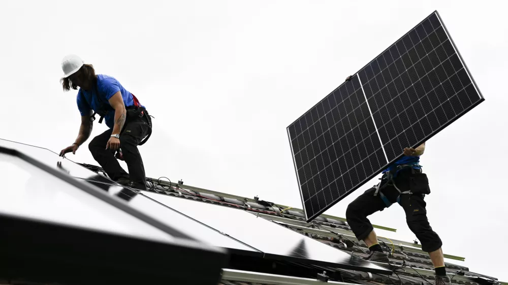 Lani sta sovpadla dva dejavnika, ukinitev letne izravnave in strah pred vi&scaron;jimi stro&scaron;ki omrežnine, ki sta po mnenju ministrstva za okolje, podnebje in energijo prispevala k večji zadržanosti potencialnih investitorjev v sončne elektrarne. Fotografija je simbolična. Foto: Nik Erik Neubauer&nbsp;