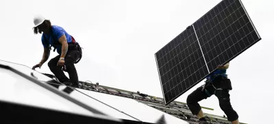 Lani sta sovpadla dva dejavnika, ukinitev letne izravnave in strah pred višjimi stroški omrežnine, ki sta po mnenju ministrstva za okolje, podnebje in energijo prispevala k večji zadržanosti potencialnih investitorjev v sončne elektrarne. Fotografija je simbolična. Foto: Nik Erik Neubauer 