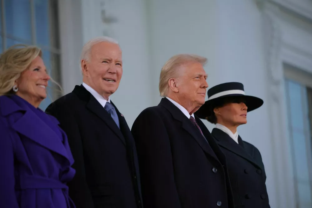 Zakonca Biden sta v Beli hi&scaron;i dve uri pred inavguracijo in predajo predsedni&scaron;kega stolčka sprejela zakonca Trump. 