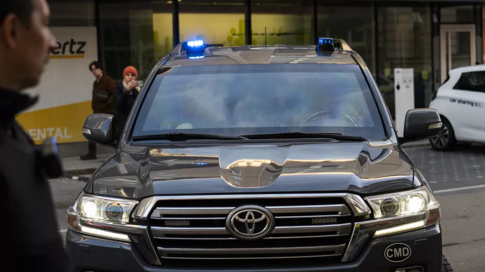 Policija Kriminal7.12.2024 Privedba treh osumljencev za mafijski umor Satka Zovka pred preiskovalnega sodnika. Okrožno sodi&scaron;če v Ljubljani. FOTO: Nik Erik Neubauer