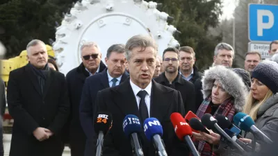 Svojcem umrlega rudarja je pri&scaron;el izreči&nbsp;sožalje tudi predsednik vlade. Foto:&nbsp;Luka Cjuha