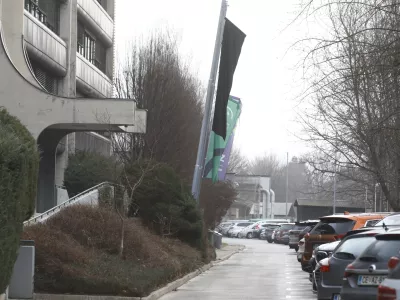 Pred upravo premogovnika je zavihrala črna zastava, ostale so spustili na pol droga. Foto: Luka Cjuha