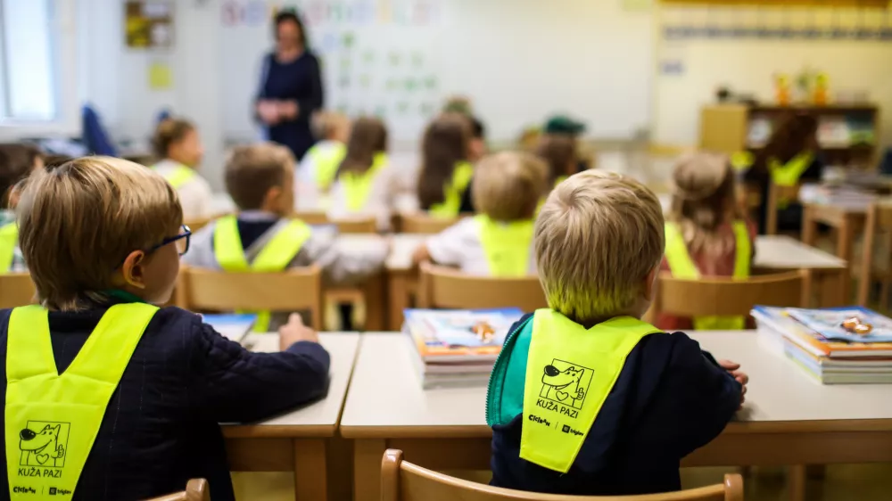 - prvo&scaron;olčki- Osnovna &scaron;ola O&Scaron; Vič, Abramova ulica 26 v Ljubljani- rumene rutke - 01.09.2022 - Prvi &scaron;olski dan v novem &scaron;olskem letu 2022/23 &ndash; novo &scaron;olsko leto za 194.562 osnovno&scaron;olcev med njimi 20.797 prvo&scaron;olcev in okrog 79.000 dijakov &ndash; prvo&scaron;olci - osnovno&scaron;olci - &scaron;olstvo //FOTO: Bojan Velikonja