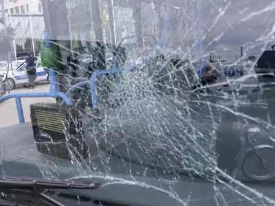 - 05.06.2014 v Ljubljani - prometna nesreča na križi&scaron;ču Dunajske in Tivolske ceste - mestni avtobus LPP je trčil v kolesarko, ki naj bi križi&scaron;če prečkala ob rdeči luči,      //FOTO: Jaka Gasar