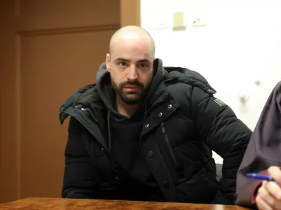 Leon Vindi&scaron;ar naj bi bil v skupini protestnikov, ki je z različnimi trdimi predmeti zadela sedem policistov. Foto: Tomaž Skale