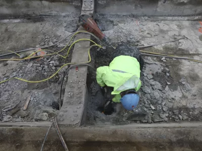 - ru&scaron;enje železni&scaron;kega nadvoza nad Dunajsko cesto - 04.01.2024 - popolna zapora Dunajske ceste v sklopu gradnje novega Potni&scaron;kega centra Ljubljana - delavci začeli podirati južni del nadvoza nad Dunajsko cesto - //FOTO: Luka Cjuha