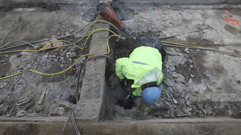 - ru&scaron;enje železni&scaron;kega nadvoza nad Dunajsko cesto - 04.01.2024 - popolna zapora Dunajske ceste v sklopu gradnje novega Potni&scaron;kega centra Ljubljana - delavci začeli podirati južni del nadvoza nad Dunajsko cesto - //FOTO: Luka Cjuha