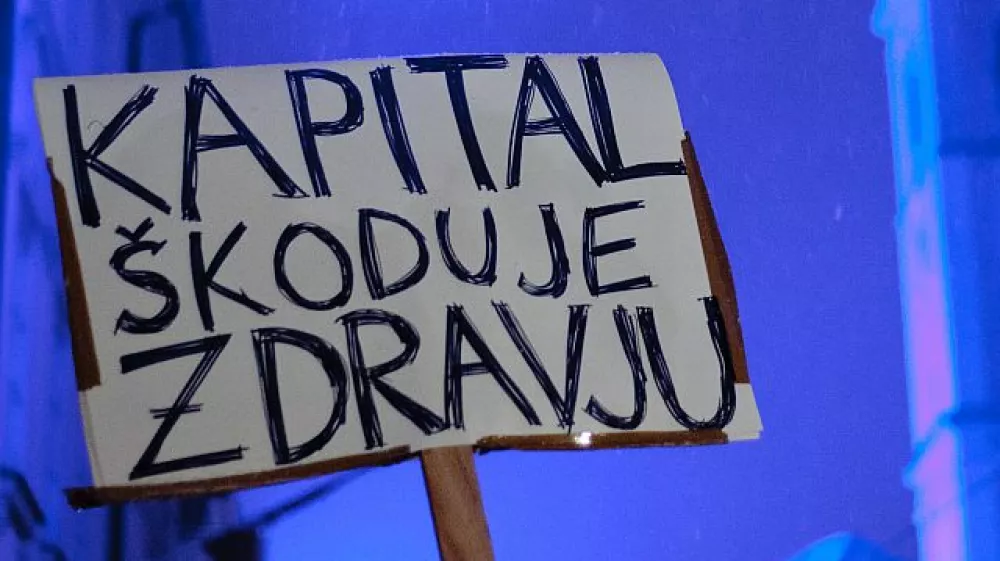 - ilustrativna fotografijakapital, zdravje, kapitalizem, transparent, varčevalni ukrepi, zategovanje pasu, finančna kriza- Ljubljana 2012 - protest proti politični in županski eliti v Sloveniji 2012 - GOTOVI SO! - shod na Kongresnem trgu - pohod po ljubljani//FOTO: Tomaž Zajel&scaron;nik 