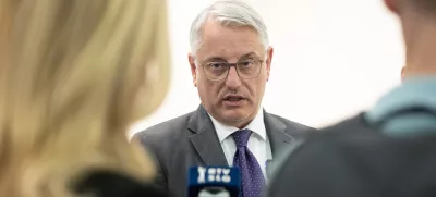 Ljubljana, GH Union.Odprtje konference ob dnevih dobaviteljev avtomobilske industrije v organizaciji ministrstva za gospodarstvo, turizem in sport, agencije Spirit, Andragoskega centra Slovenije (ACS), Slovenskega avtomobilskega grozda in GZS, na kateri so se prisotnim kitajskim avtomobilskim proizvajalcem predstavili slovenski dobavitelji avtomobilske industrije.Minister za gospodarstvo, turizem in sport Matjaz Han.