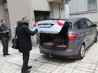 - 19.04.2022 &ndash; sojenje &ndash; tožba 82-letnega Miroslava Moravca proti Republiki Sloveniji, ki so ga trije ilegalni prebežniki v Beli krajini oropali maja 2019, zvezali, strpali v prtljažnik avtomobila in se skupaj z njim odpeljali proti italijanski meji, od države zahteva od&scaron;kodnino v vi&scaron;ini 45.500 evrov //FOTO: Tomaž Skale