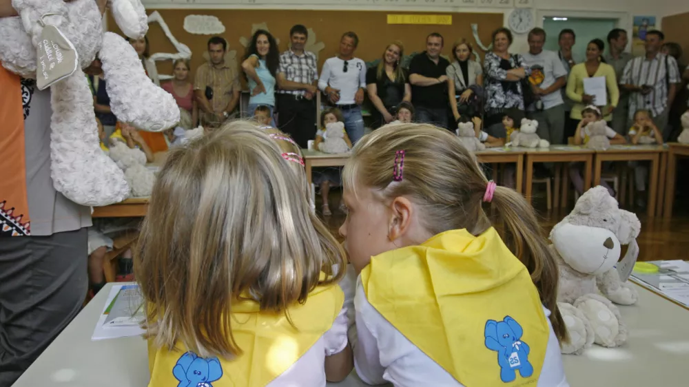 O&Scaron; Trnovo - prvi &scaron;olski dan v novem &scaron;olskem letu &ndash; prvo&scaron;olci - osnovno&scaron;olci - učenci - &scaron;ola - rumena rutica - učenci prvega razreda//FOTO: Matej Pov&scaron;eOPOMBA: ZA OBJAVO V ČASOPISU DNEVNIK